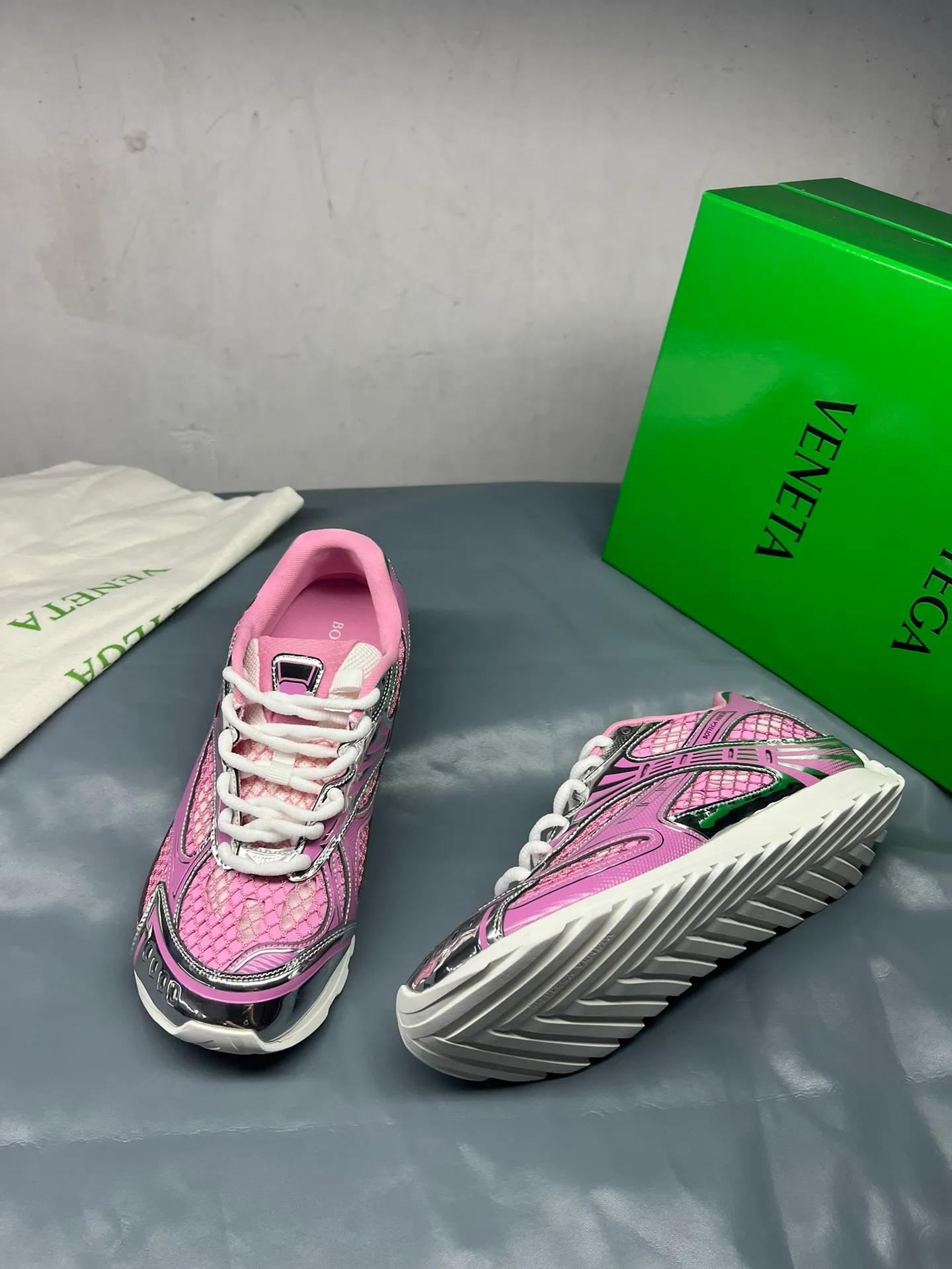 👟👟Ex-factory price 600👟👟 Men's size +10 Real photos 🔥🔥BV Orbit sneakers Wang Yibo's same style couple's dad shoes Runner sneakers, made of lightweight technical mesh fabric. Matched with geometric pattern designed rubber outsole, Wang Zha series high version. Look for the package technology. It is actually a lot taller, but the legs are still slim. Very nice, playable and durable. Matched to the standard💯 Package shoe technology. Look for the high version. The outsole is made of color-blocked TPU outsole. Women's model 35 36 37 38 39 40 41 42 (40 41 42 43 44 45 customized) (Customer logo can be accepted without refund or exchange at a favorable price) Equipped with original packaging